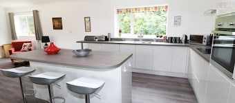 HERON LODGE, spacious, luxury, woodland setting.