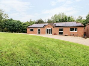 Exterior - HERON LODGE, spacious, luxury, woodland setting. (Spilsby)