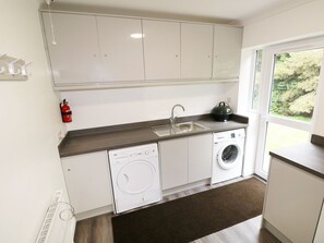 Private kitchen - HERON LODGE, spacious, luxury, woodland setting. (Spilsby)