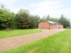 Outdoor dining - HERON LODGE, spacious, luxury, woodland setting. (Spilsby)