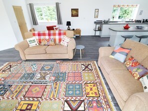Interior - HERON LODGE, spacious, luxury, woodland setting. (Spilsby)