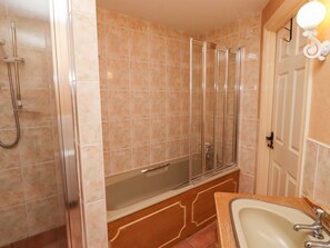 Shower - Charming Ivy Cottage Retreat (Wooler)