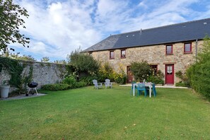 Outdoor dining - Gîte Manoir de Beaucron for 6 Guests (Brucheville)