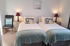 Room - Apartment - Sleeps 3 - Free Parking (Westport)