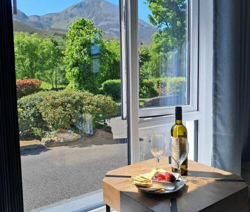 Apartment - Sleeps 3 - Westport , Free Parking