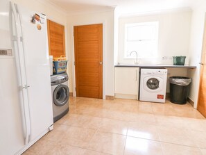 Interior - CADWAGAN, hot tub, WiFi, near Aberporth (Cardigan)