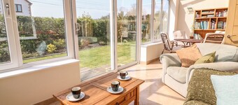 CADWAGAN, hot tub, WiFi, near Aberporth