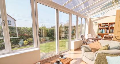 CADWAGAN, hot tub, WiFi, near Aberporth