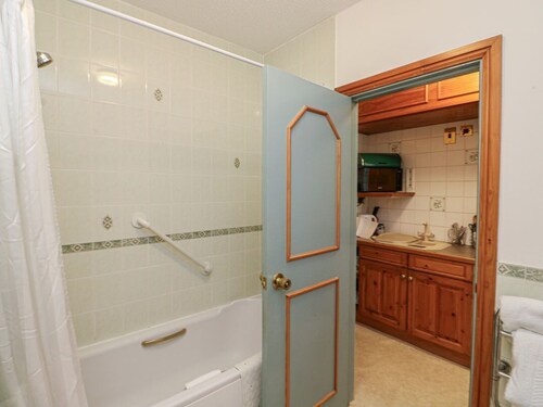 Tor: A Charming Retreat in Kingsteignton