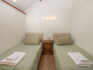 Room - Charming Wrens Nest Retreat (Kingsbridge)