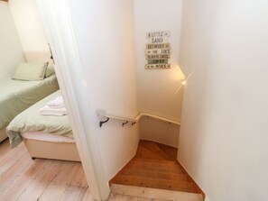 Interior - Charming Wrens Nest Retreat (Kingsbridge)