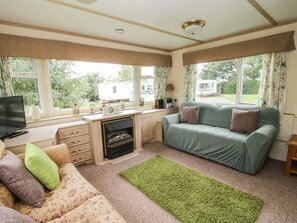 Living area - 8 Old Orchard, Much Wenlock (Much Wenlock)