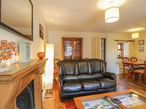 Living area - SEA BREEZE COTTAGE, enclosed courtyard, in Cullen (Buckie)