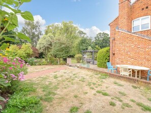 Outdoor dining - Willow Cottage, Catsfield (Norwich)