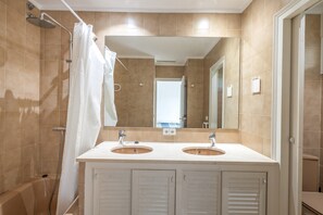 Shower, towels - Villa with Pool Next to the Golf Course (Pals)