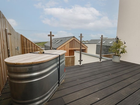 Terrace/patio. 5 Longshore, Newquay, Cornwall