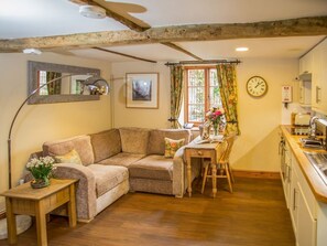 Living area - Weir Cottage, Hollingbourne (Maidstone)
