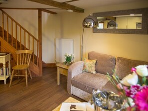 Living area - Weir Cottage, Hollingbourne (Maidstone)