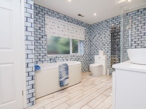 Shower - 32 Quay Street, Scarborough (Scarborough)