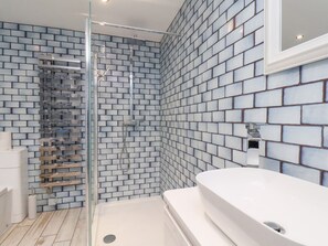 Shower - 32 Quay Street, Scarborough (Scarborough)