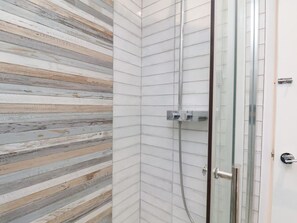 Shower - 32 Quay Street, Scarborough (Scarborough)