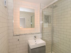 Shower - Beachfront Apartment, Pwllheli (Pwllheli)