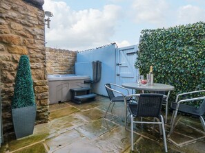 Outdoor dining - The Old Chapel, Brompton-By-Sawdon (Scarborough)