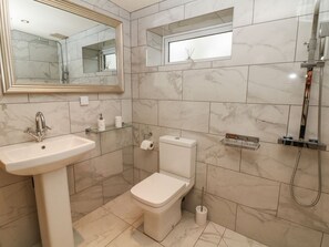 Shower - Saddlers: Charming Home in Fulford (Stone)