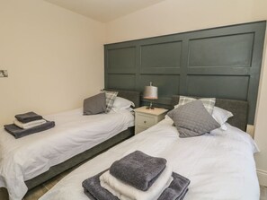 2 bedrooms, WiFi - Saddlers: Charming Home in Fulford (Stone)