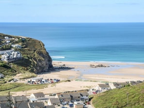 A coastal town with houses, a beach, and cliffs. - Penn-Curzon Apartment in Devon (Ilfracombe)