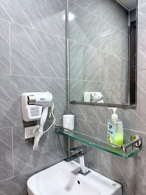 Shower, hair dryer, bidet, towels - HanoiCentre|WholeHouse|TrainStreet (Hà Nội)