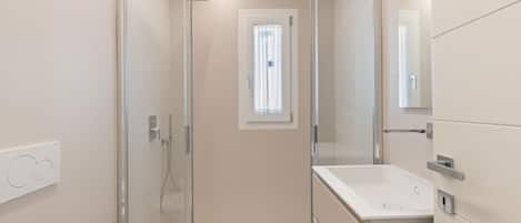 Regadera, bidet, toallas, shampoo
