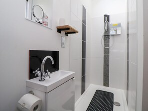 Shower - The Stables is in Chester (Chester)