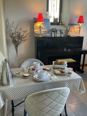 Dining - Bergeronnette Guest Room near Utah Beach (Brucheville)