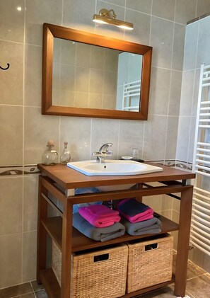 Shower, hair dryer, towels