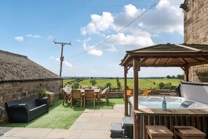 Outdoor dining - Holly Dale is in Staffordshire (Leek)