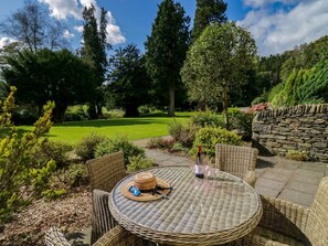 Outdoor dining - Lakeside View, Windermere Lake (Ulverston)