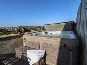 Outdoor spa tub - The Old Piggery, Haworth (Keighley)