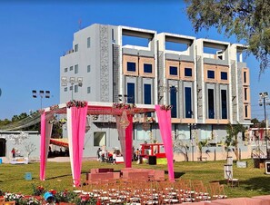 Outdoor dining - Travinities Hotel Chand Ratan Palace (Bikaner)