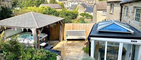 Outdoor spa tub