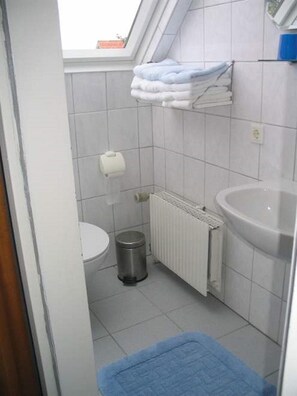 Shower, hair dryer - Pidder Lyng - FW 4 - Holiday apartment Pidder Lyng FW 4 - close to the beach, with WLAN & (Utersum)