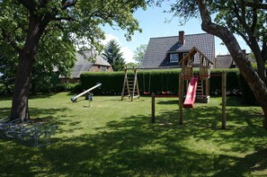 Children’s area - Herrenhof - Holiday apartment 8 on the ground floor - Holiday apartment on the ground floor in Wrixum on Föhr: 76 (Wrixum auf Föhr)