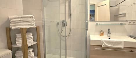 Douche, séchoir à cheveux, serviettes fournies