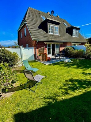 Outdoor dining - House Süüderwoi - apartment 3 - ground floor - vacation apartment in Borgsum: terrace, garden, (Borgsum)