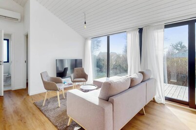 Stylish Cottage Near Beach, Cliff and Harbour Life
