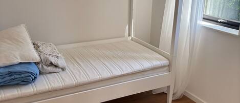 Un letto a castello con materasso, cuscini e coperta.