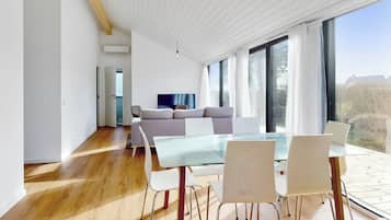 House, 3 Bedrooms, Terrace, Garden View | Dining room