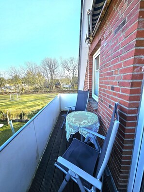 Outdoor dining - Möwe - Apartment Möwe with balcony - only 350 m to the beach and sea in Wyk auf (Wyk auf Föhr)