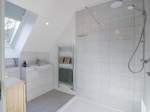 Shower - Tay View: Cozy Retreat in Aberfeldy (Aberfeldy)