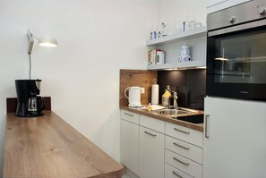 Kjøleskap, ovn, kokeplater og kaffetrakter/tekoker
